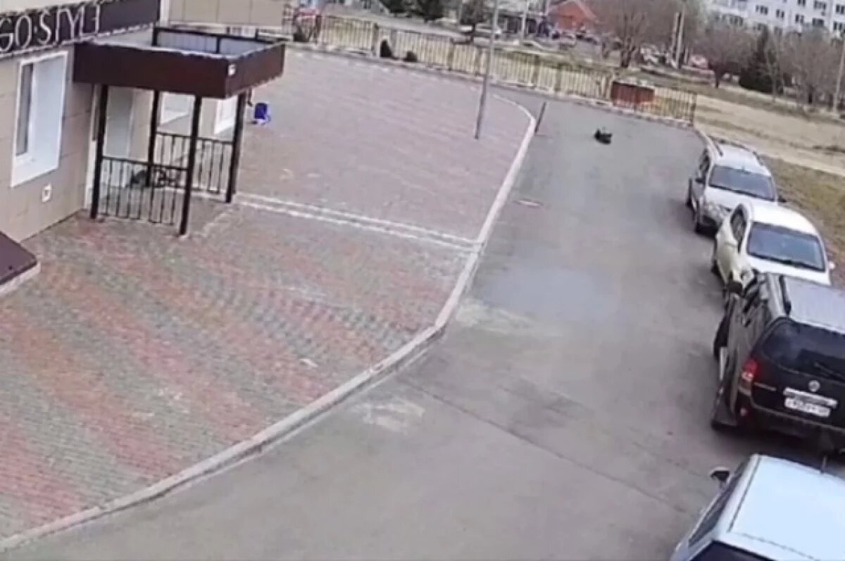    Момент с падением школьницы попал на видео.