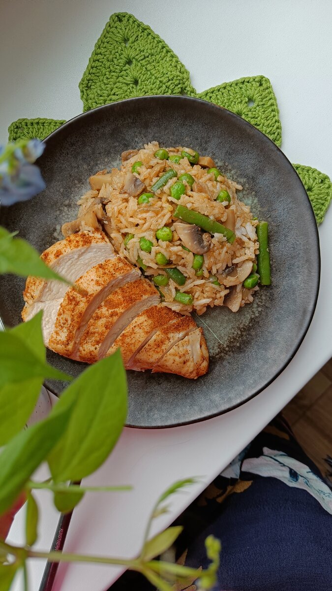 Ела с запечённой куриной грудкой и огурчиком, который в кадр не попал.