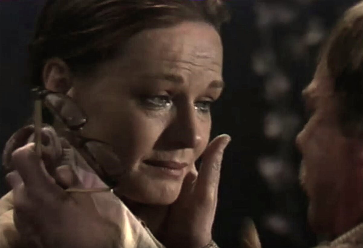 Кадр из фильма-спектакля "Такой странный вечер в узком семейном кругу" (1985)