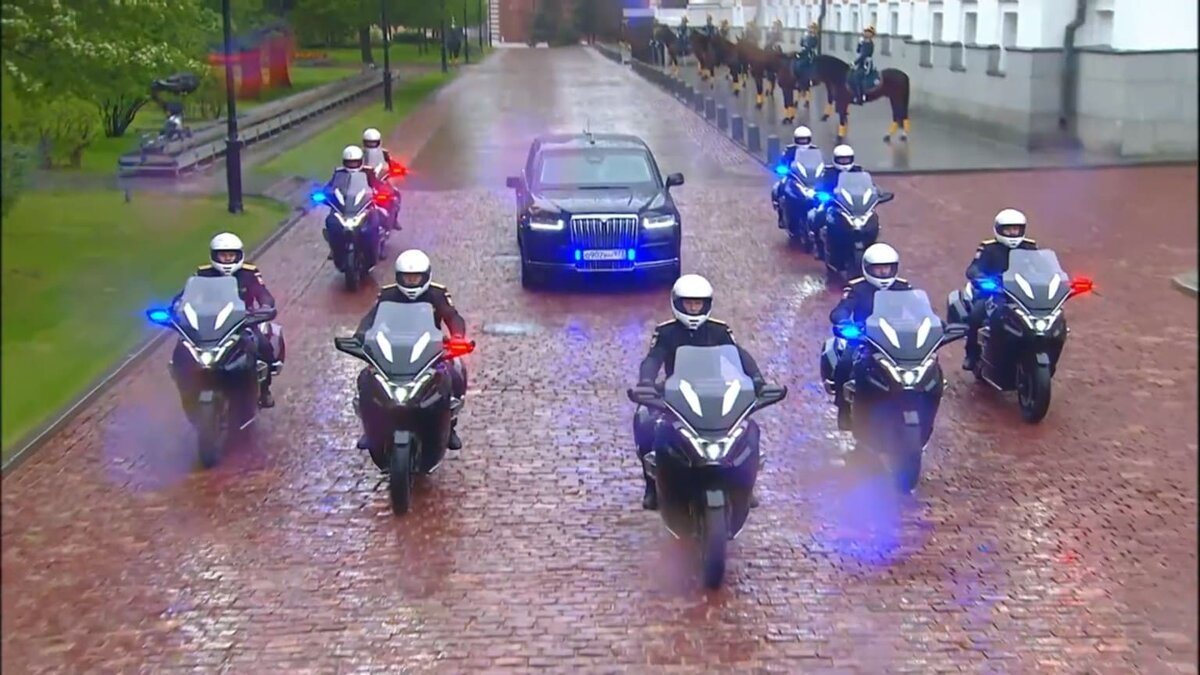    Владимира Путина, на церемонию вступления в должность Президента России, сопровождал кортеж из электромотоциклов Aurus Merlon