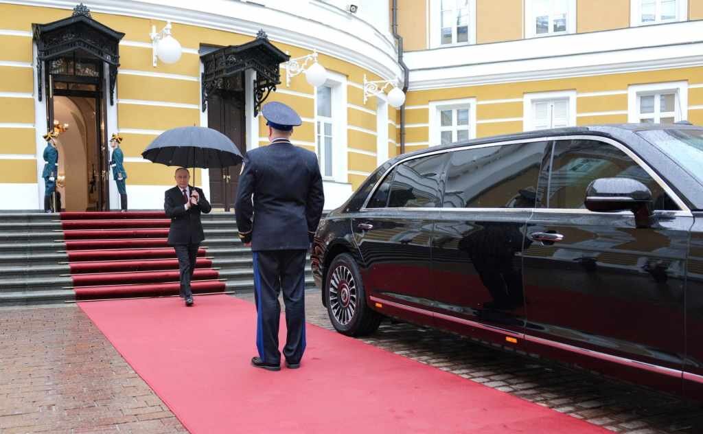   Владимир Путин по пути на церемонию вступления в должность Президента России