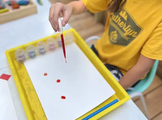 Капли краски на бумаге. Фото с https://artfulparent.com