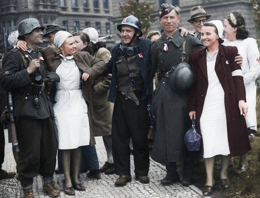Солдаты РОА с повстанцами в Праге. 1945 год