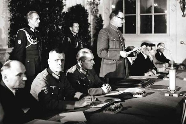 Заседание КОНР. 12 ноября 1944 года. Второй слева генерал Трухин, далее генерал Жиленков и А.Власов