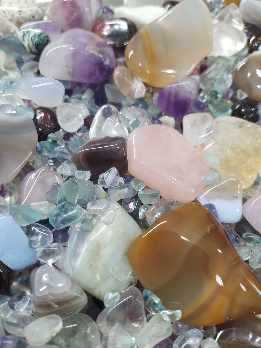 Натуральные самоцветы: агат, аметист, флюорит, розовый кварц, хрусталь, цитрин.