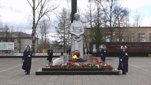 Традиционная «Вахта памяти» в Серове: школьники несут почётный караул у мемориала