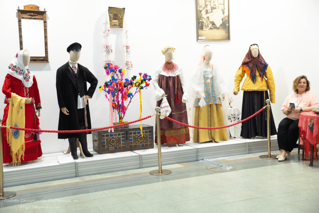    Одежда русских в в Казанском Поволжье 18-19 века. В ней присутствуют как традиционные элементы: сарафана, рубахи, поддевки, так и характерные данному региону.