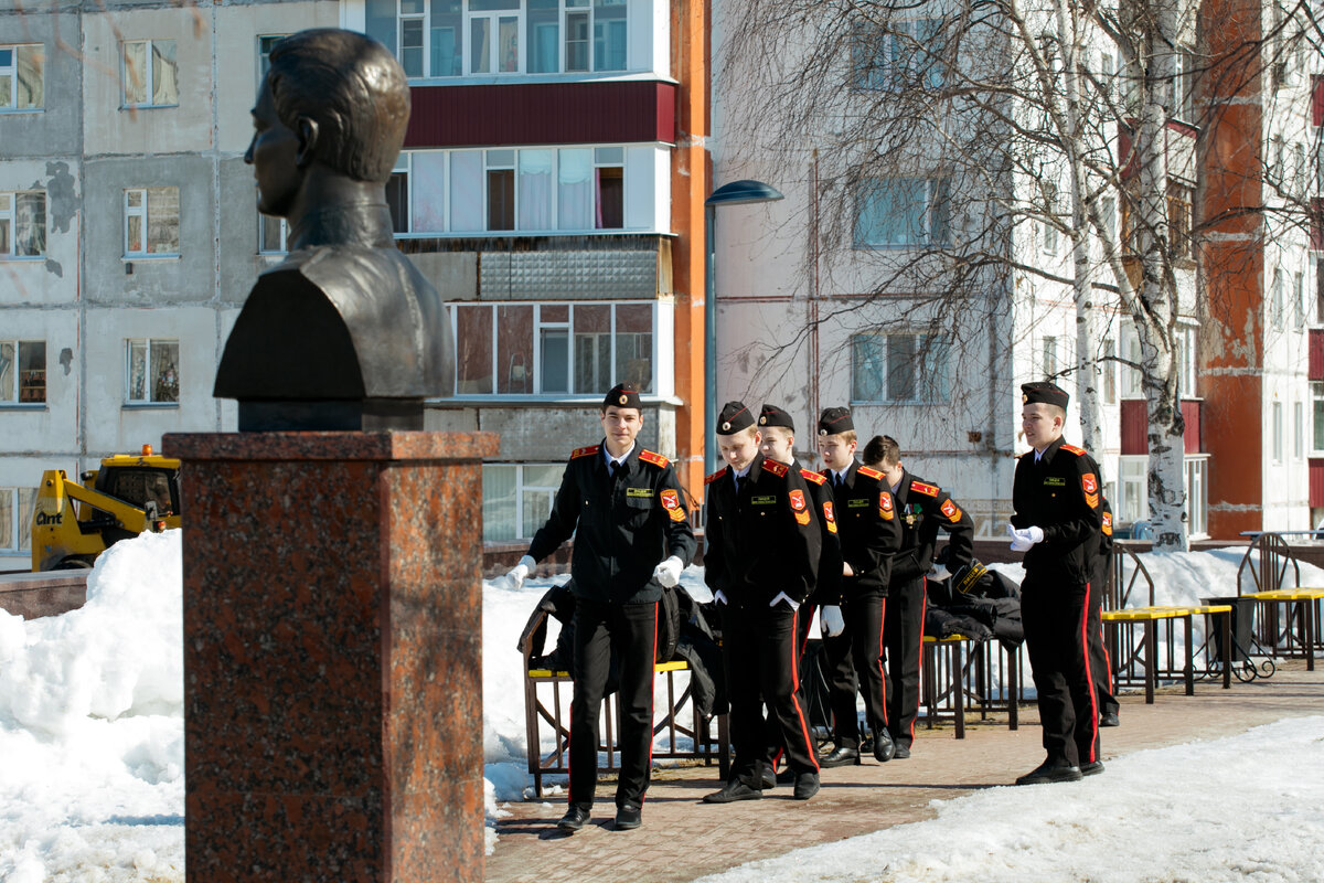    Школьники Сургута устроили свой парад в преддверии главного праздника мая