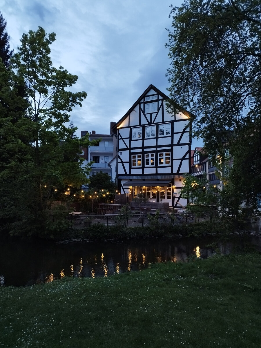 В этом излюбленном кабачке в центре Вольфенбюттеля можно сидеть прямо у воды.