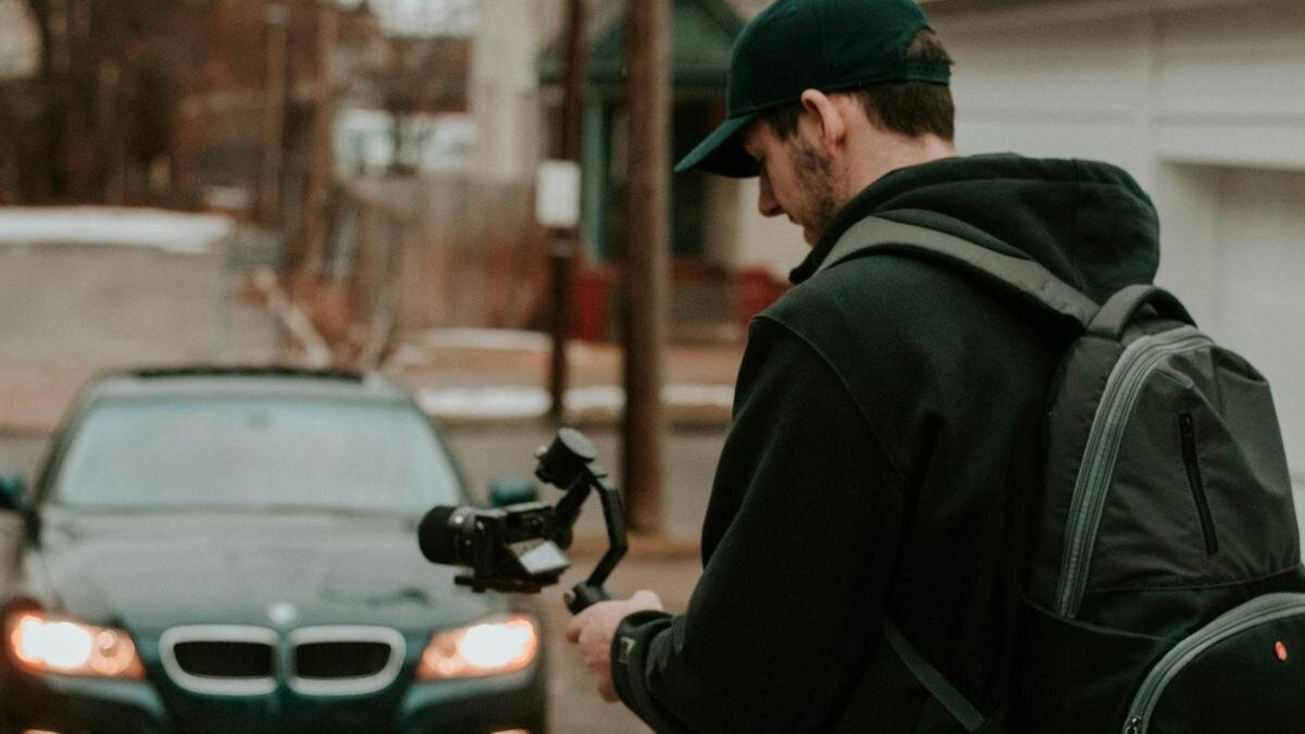    Мужчина с видеокамерой на улице:Unsplash/Matthew Fassnacht