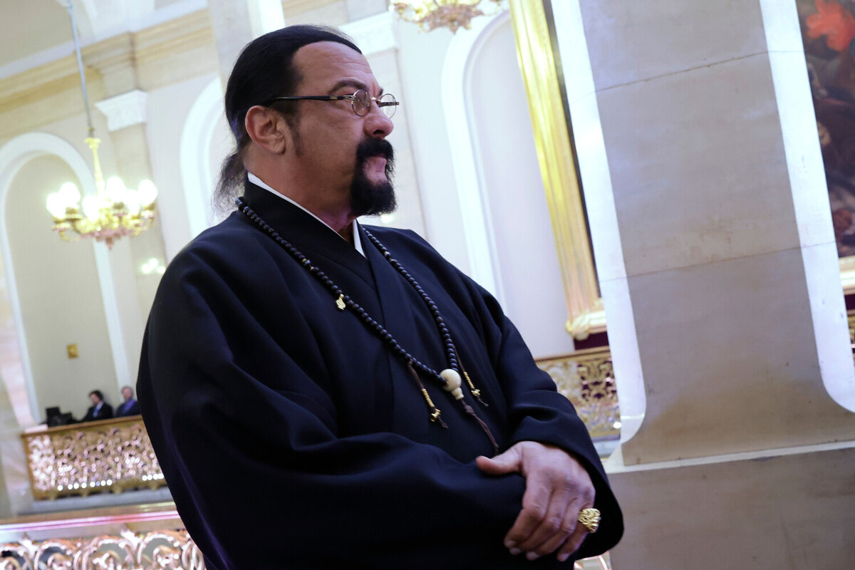 Специальный представитель МИД России по вопросам российско-американских гуманитарных отношений, актер, кинопродюсер Стивен Сигал на церемонии инаугурации президента РФ Владимира Путина в Кремле, 7 мая 2024 года    📷