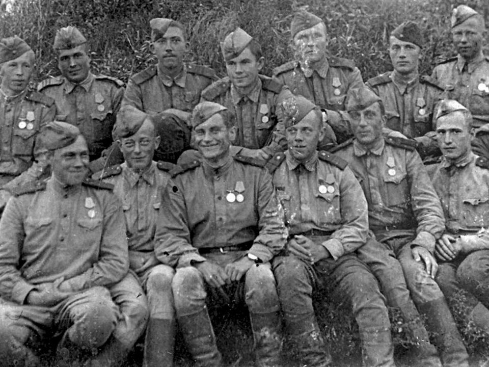 Юрий Никулин с сослуживцами. Фото взята из открытых источников