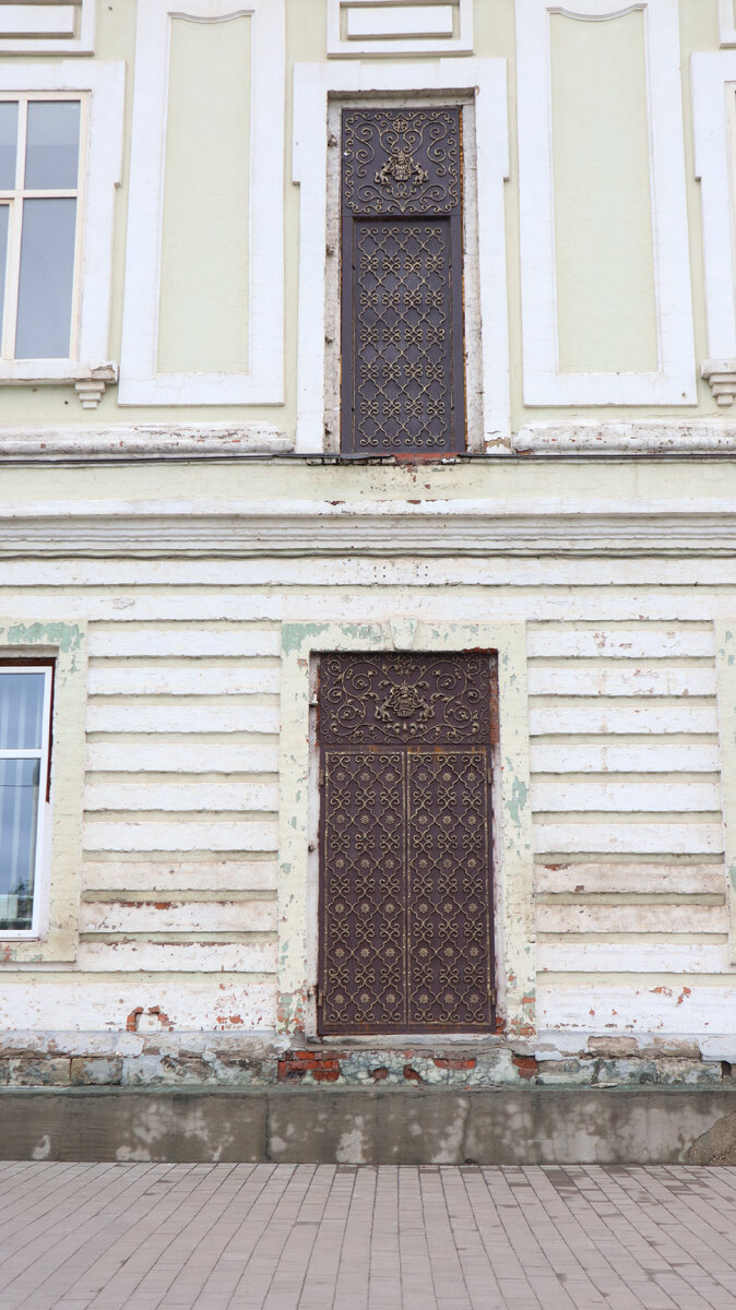 Старинные двери с гербом рода Демидовых в верхней части