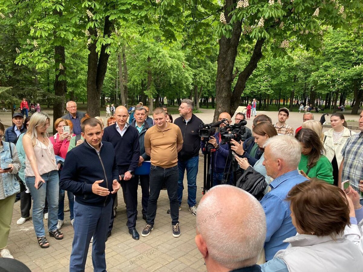    В Курске мэр Игорь Куцак встретился с жителями по поводу сноса деревьев в парке Бородино