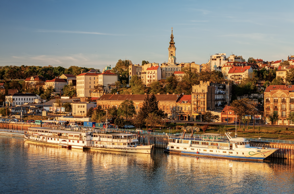 Для тех, кто очень хочет в Европу — и так, чтобы без виз. Белград — столица Сербии, одной из тех редких европейских стран, куда ещё можно прилететь напрямую из России.