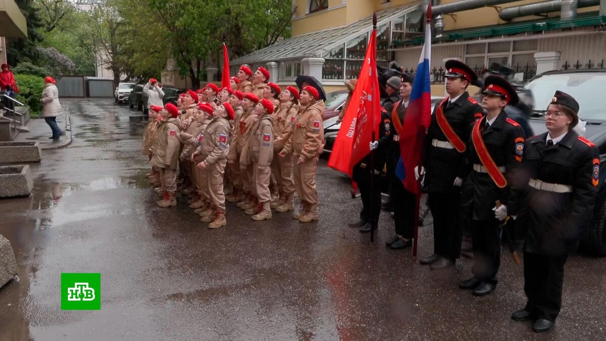 Юнармейцы Москвы провели парад у дома 100-летнего ветерана и его 99-летней  жены | НТВ: лучшее | Дзен