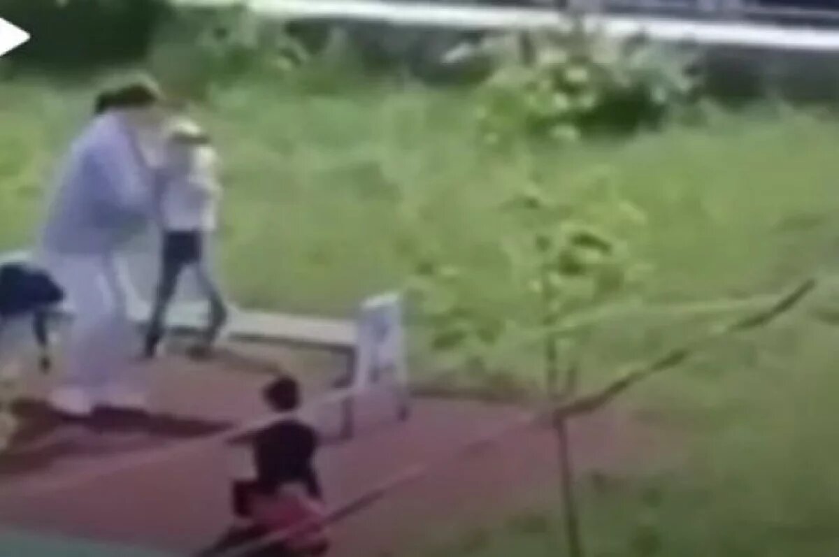    Всё произошло на глазах других малышей.