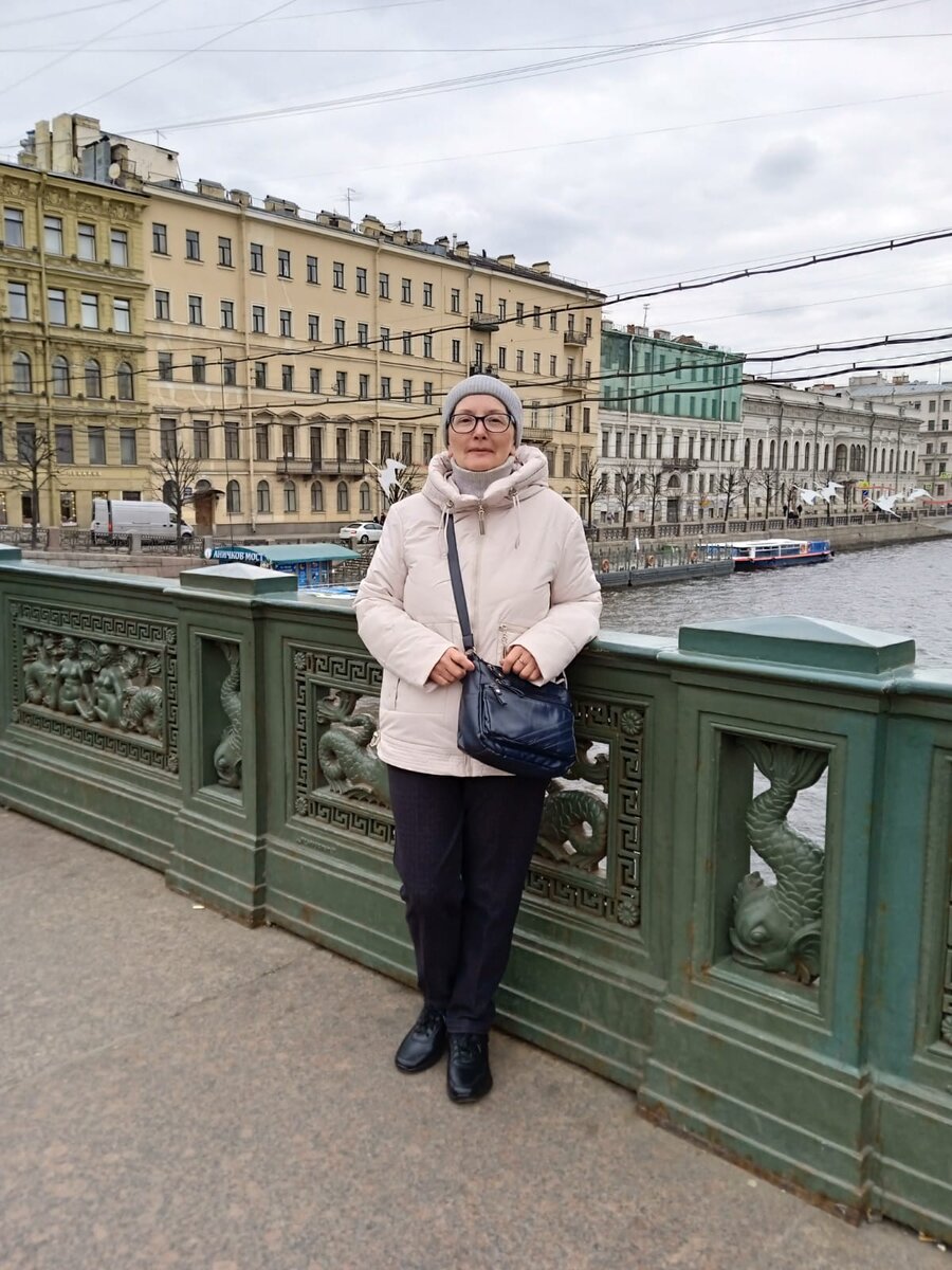 На улице холодно. Пожалела, что не надела пальто и перчатки. Дул холодный ветер, а позже пошел мелкий снег.