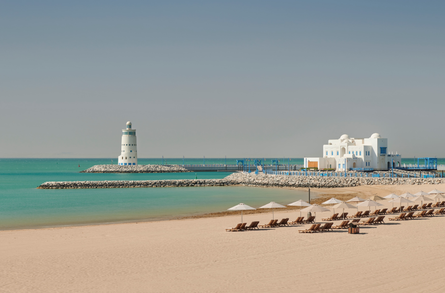 Пляж в Hilton Salwa Beach Resort & Villas 5*