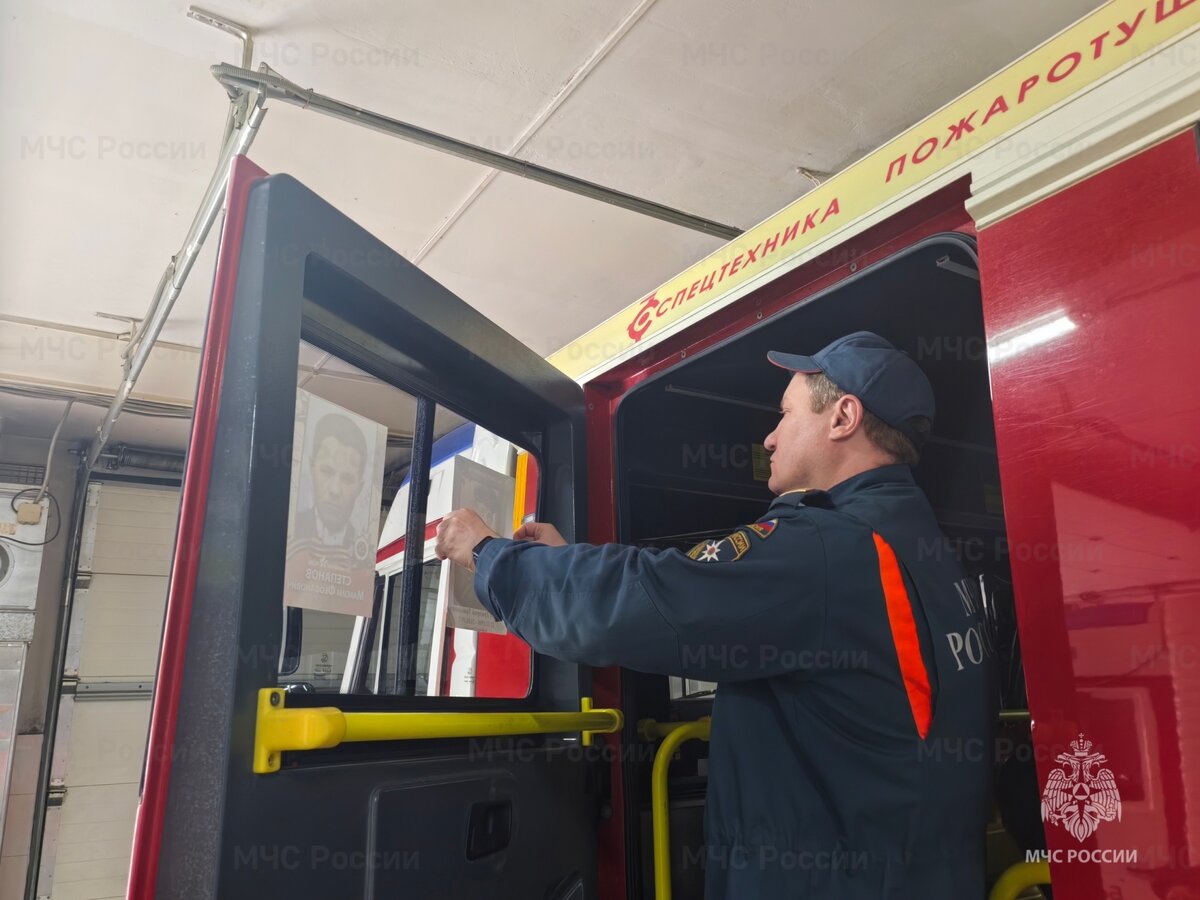 Они разметили на служебных автомобилях фотографии родственников – участников Великой Отечественной войны и тружеников тыла. Также на пожарных автомобилях сотрудники МЧС разместили фото орденов и медалей ветеранов, истории их подвигов.