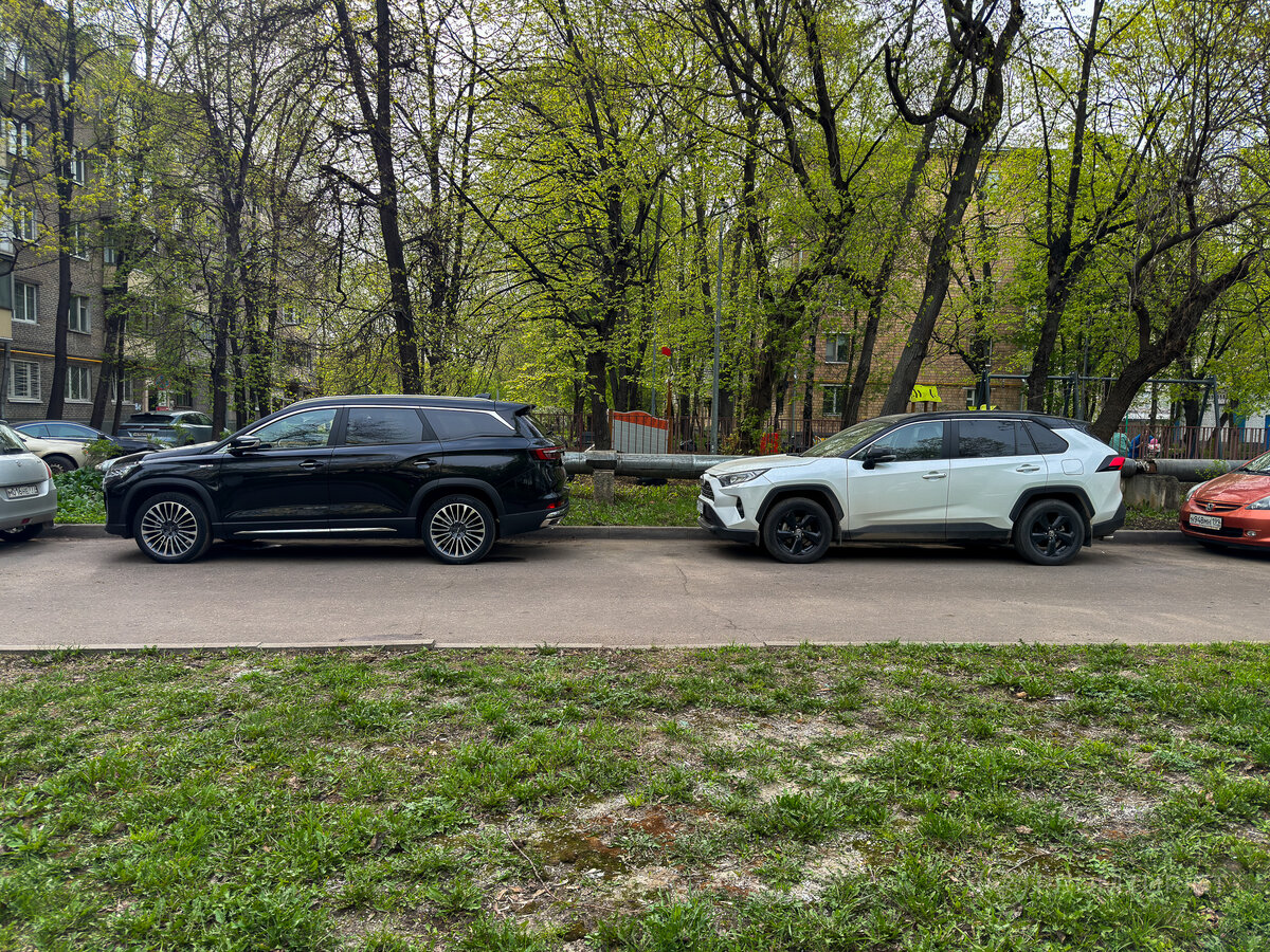 Jetour X90 Plus (слева) и Rav4 (справа)