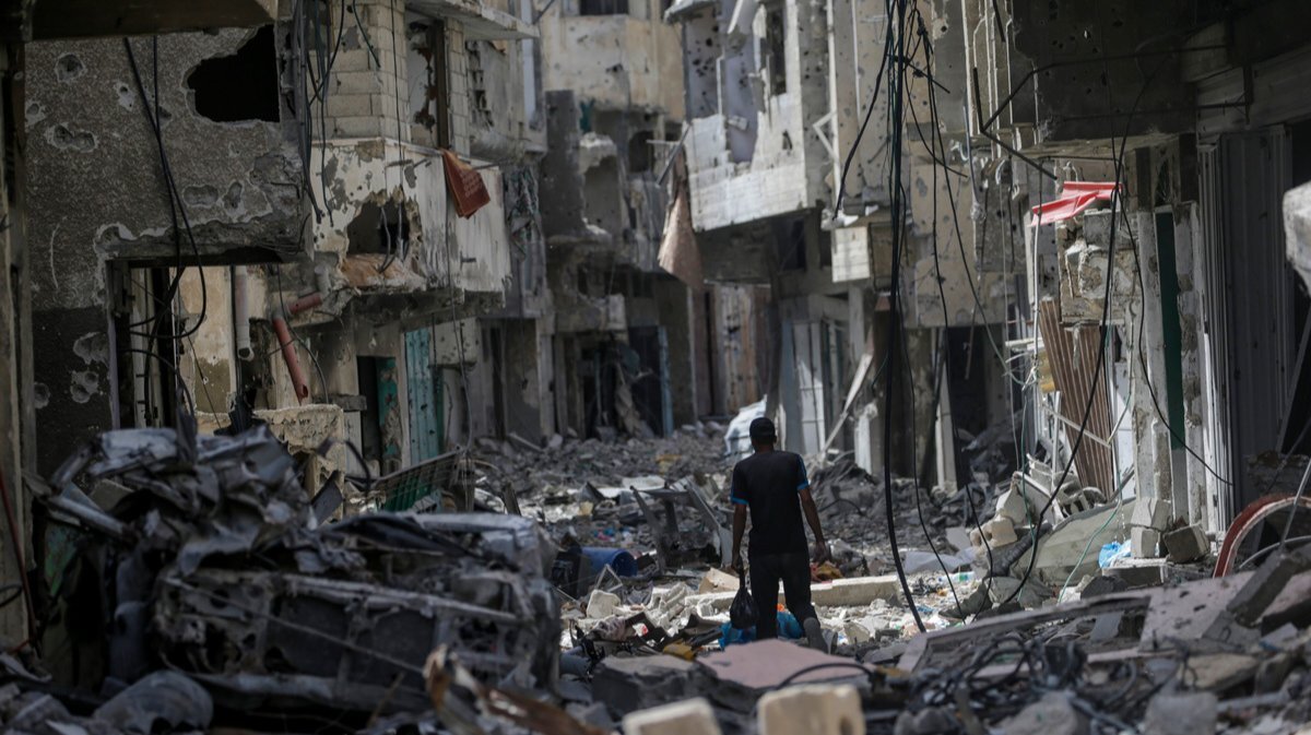 Разрушенные здания в Хан-Юнис после того, как израильские военные вывели войска из южной части сектора Газа, 22 апреля 2024 года. Фото: Mohammed Saber / EPA-EFE