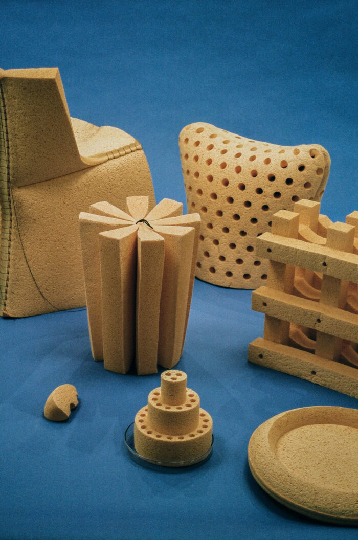 Исследователи из швейцарской школы дизайна ÉCAL представили на Миланской неделе дизайна серию плоской мебели, которую необходимо замочить в воде, чтобы она приобрела окончательную форму.