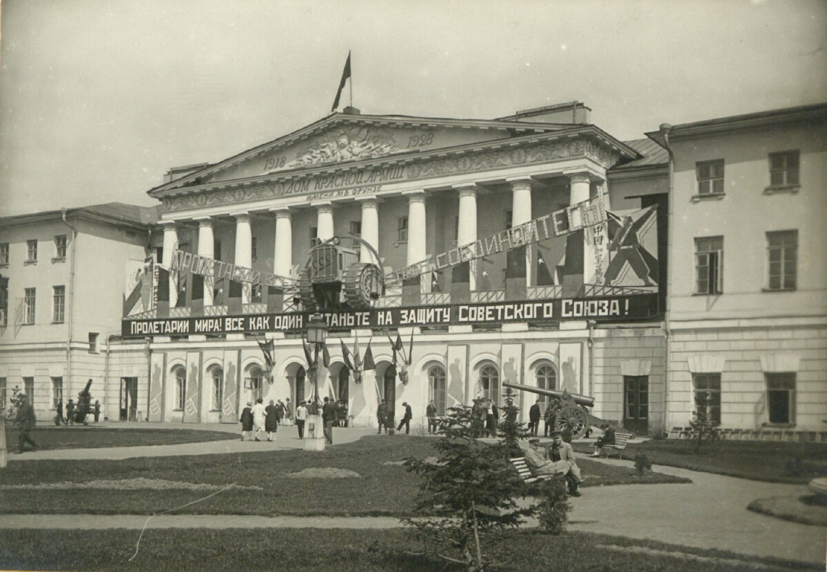 Центральный дом Красной Армии. В левом флигеле здания ЦДКА наш музей размещался до того, как в 1965 году обрел собственный специально построенный "дом"