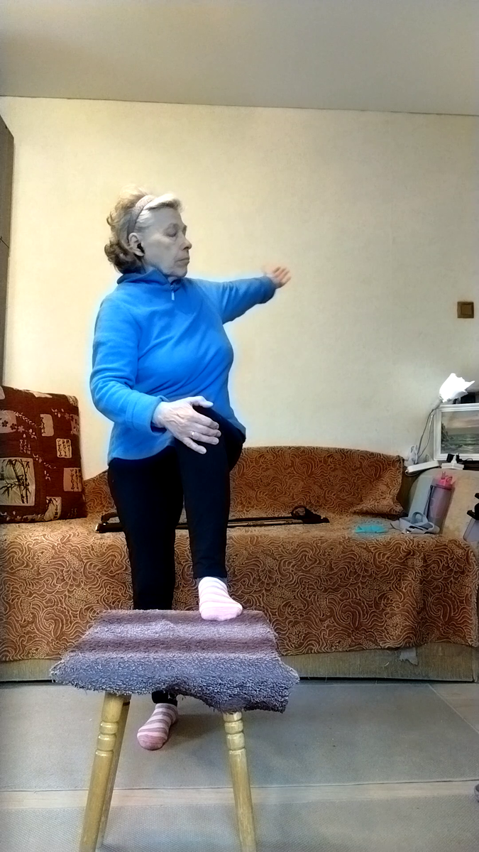 Упражнение "Скрутка" в положении стоя.