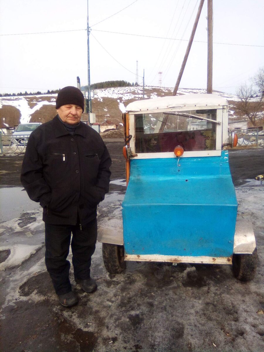 Ужегов Николай Тимофеевич со своей машиной- самоделкой