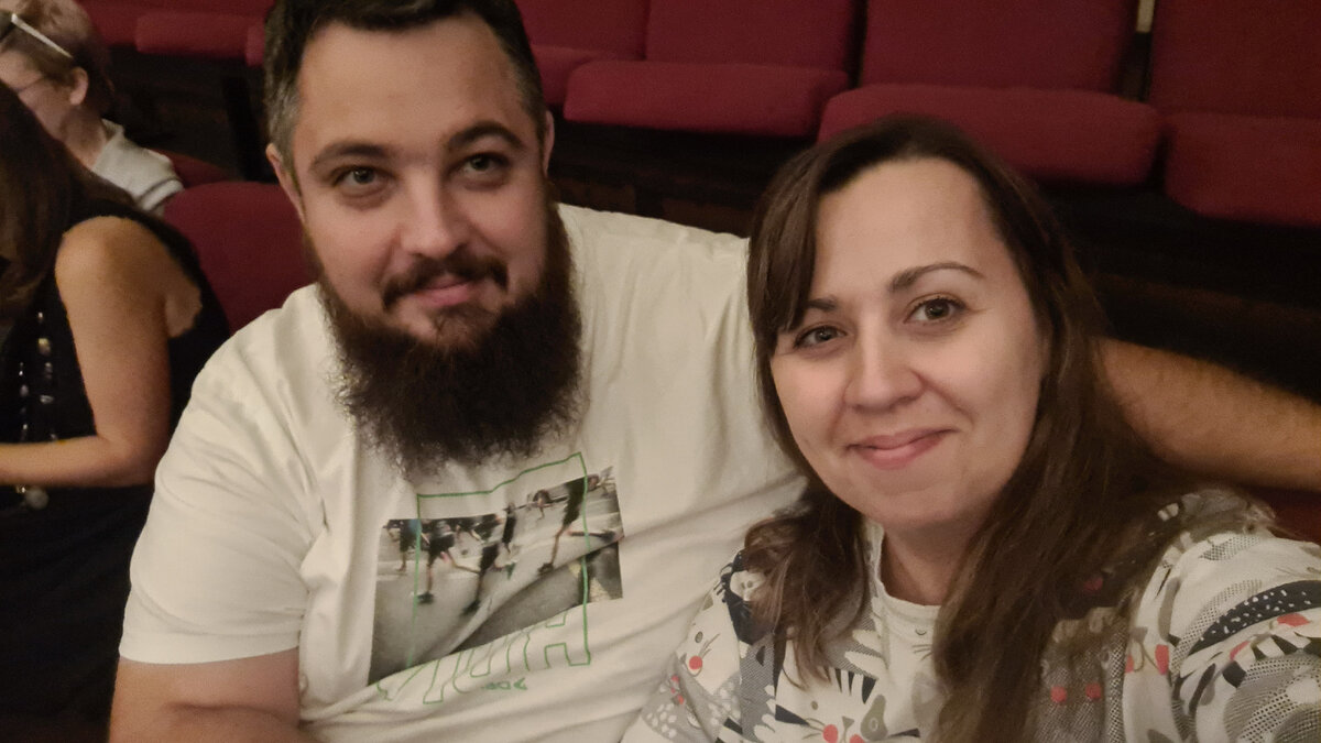 Довольные театралы)