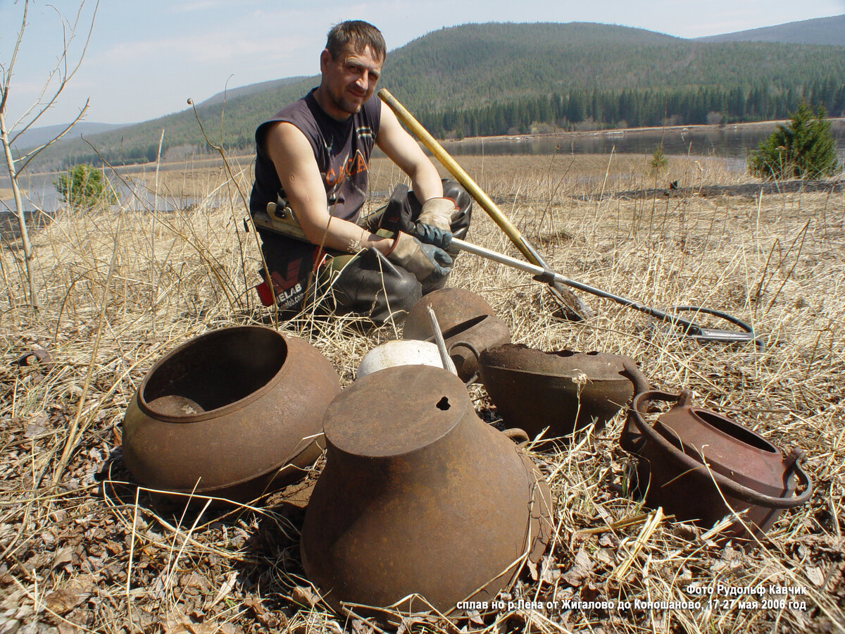 Кухонная утварь 18-19 век. Таких находок в 2006 году было множество. Никому эти чугунки не нужны, так и остались лежать под раскидистой черёмухой, как память о прошедшей эпохе. 