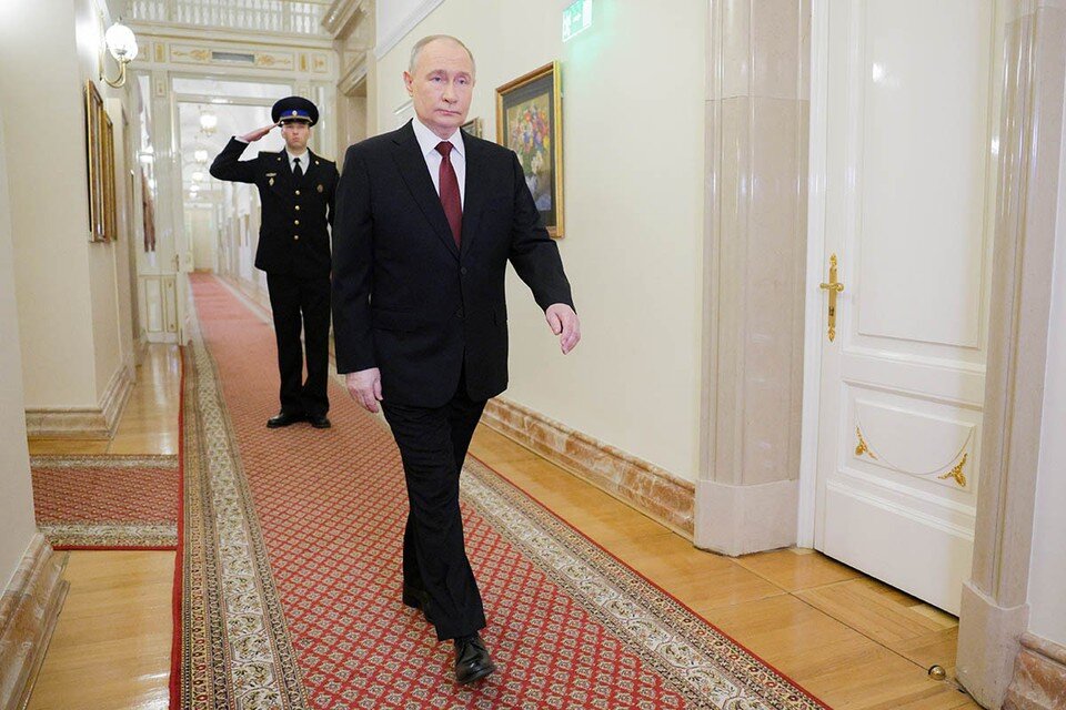    Владимир Путин по дороге от рабочего кабинета в Сенатском дворце до лимузина, на котором должен был ехать к месту инаугурации, внезапно остановился напротив одной из картин в коридоре. Фото: Гавриил Григоров/пресс-служба президента РФ/ТАСС