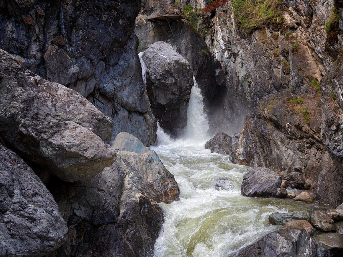 Даже в самые жаркие дни возле водопада прохладно, так как горная вода ледяная, а ущелье не прогревается солнцем