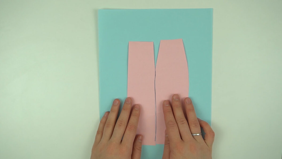 На передней половинке от средней талиевой вытачки проведите вертикальную линию до низа изделия, разрежьте по ней.
