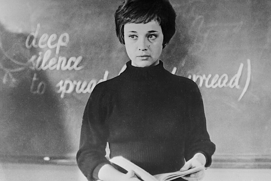 Ирина Печерникова навсегда останется в нашей памяти прежде всего молоденькой учительницей английского языка Натальей Сергеевной, героиней культового советского фильма «Доживем до понедельника».