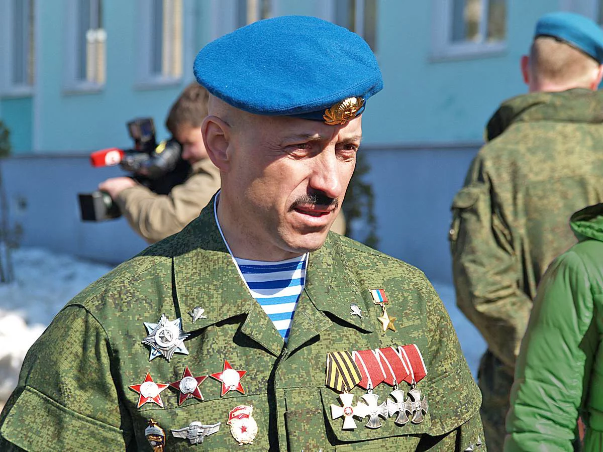 На фото - легенда спецназа гвардии полковник Анатолий Лебедь. Герой России и трижды кавалер ордена Мужества