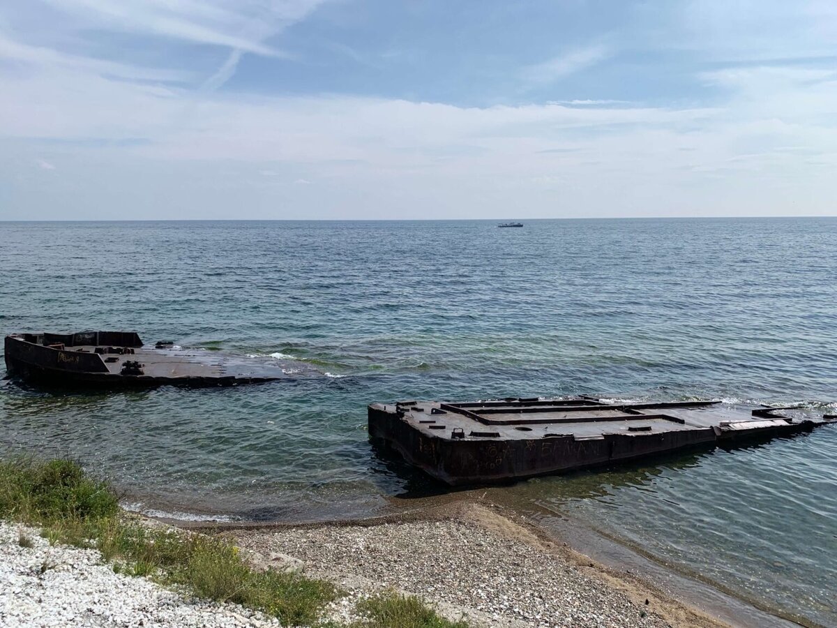 Две баржи стоят и друг друга не трогают. Видимо потому, что сели на мель (озеро Байкал)