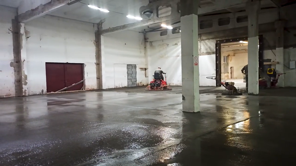 Топпинговые полы — это бетонные покрытия, которые после заливки обрабатываются специальными упрочняющими смесями на основе кварца или корунда