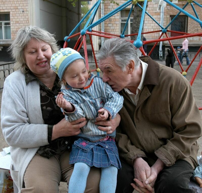 Александр Белявский с дочерью Сашенькой и женой Людмилой