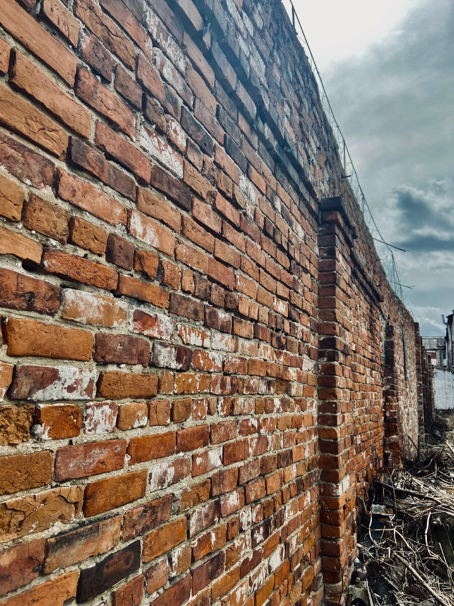 Тюремная стена 