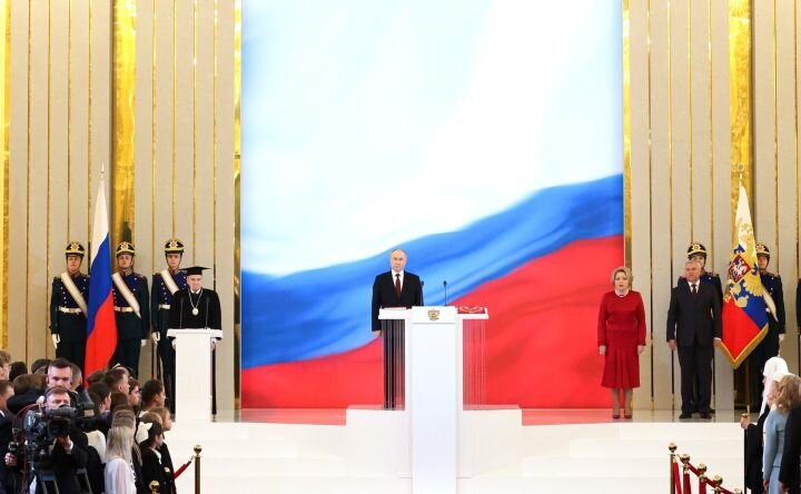 Действующий Президент РФ в пятый раз заступил на свой пост. Как отреагировали на это в стране и за её пределами – в материале FederalCity.