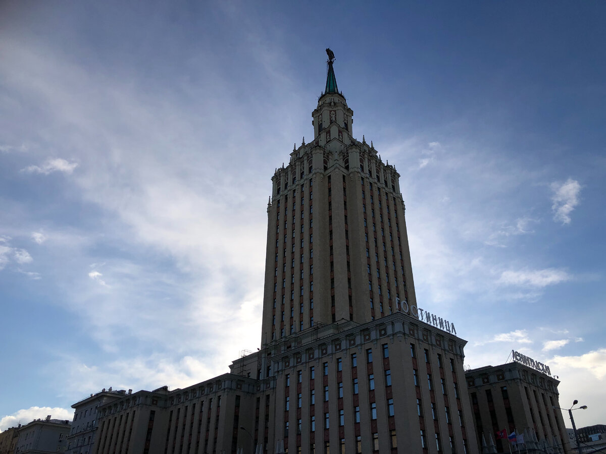 Вид на гостиницу Ленинградская" с Комсомольской площади.