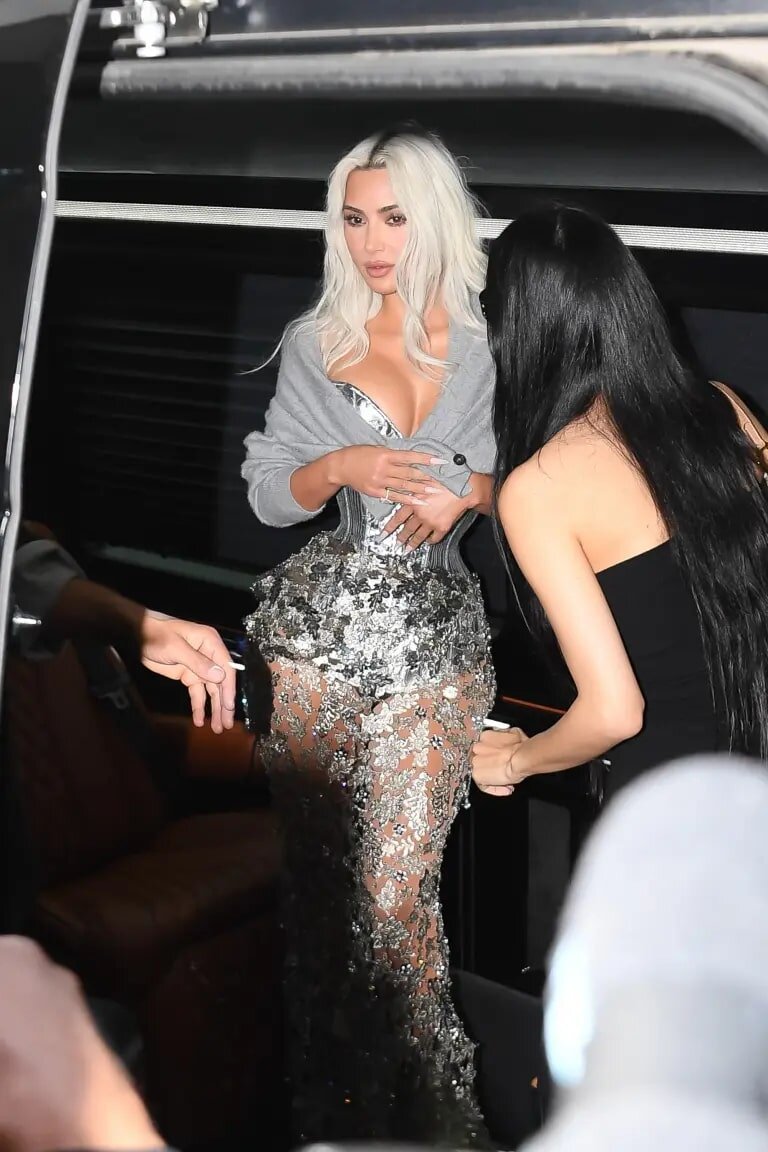 Ким Кардашьян разозлила фанатов, когда появилась на Met Gala 2024 года в болезненно выглядящем корсетном платье, которое почти полностью стягивало ее талию.