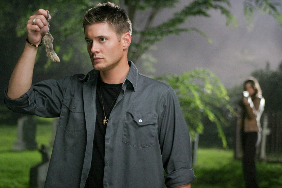 Фрагмент из сериала "Сверхъестественное" 3 сезон. Дин держит кроличью лапку.