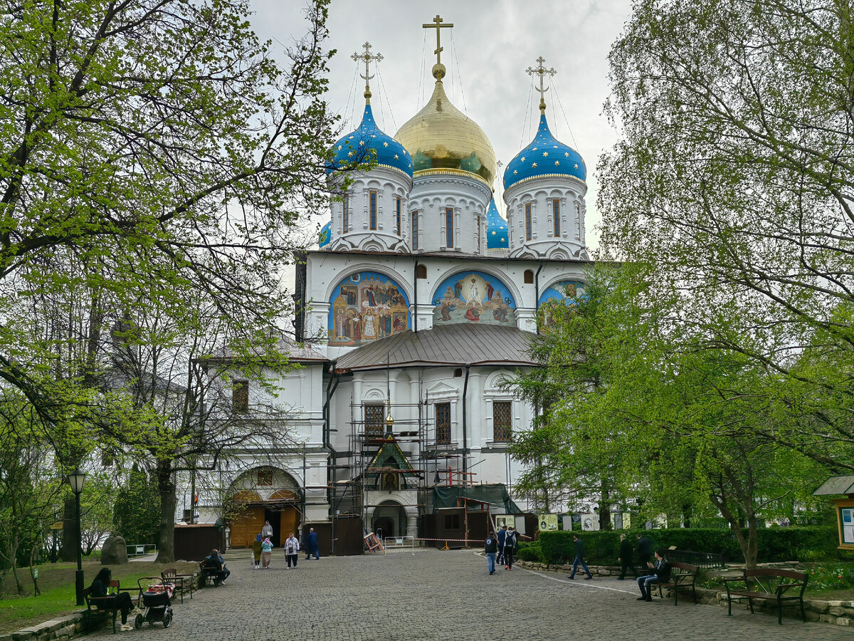 В один из дней, гуляя по Москве, оказался я в Новоспасском монастыре.