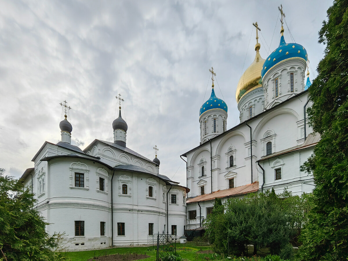 В один из дней, гуляя по Москве, оказался я в Новоспасском монастыре.-2