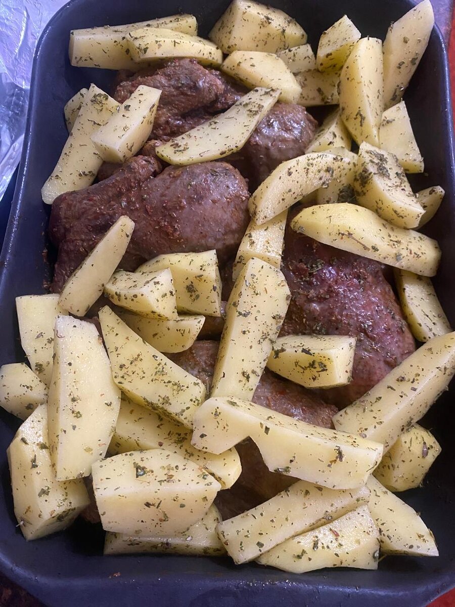 Выкладываем картошку к мясу.