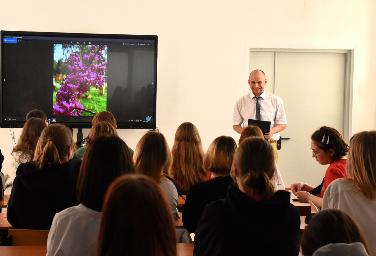 Церемония награждения победителей профессионального конкурса в области фотографии «ФотоВесна» прошла сегодня в Анапском индустриальном техникуме.
В конкурсе приняли участие студенты кафедры «Реклама», всего было заявлено 120 работ, из них 15 работ прошли отборочный тур и получили возможность претендовать на первые места в 5 номинациях. Остальные 10 работ приняли участие в голосовании за приз зрительских симпатий.
К награждению победителей было приурочена лекция от известного фотографа Голдобина Павла Андреевича https://vk.com/fotografanapa123
Победитель в номинации: Пейзаж - Рожкова Екатерина Вадимовна, студентка 1 курса, с темой работы: «Морская весна»
Победитель в номинации: Портрет – Ибраимова Юлдуз Елдошджановна, студентка 2 курса, с темой работы «Глаза – зеркало души»
Победитель в номинации: Сюжетная фотография – Верхова Марина Андреевна, студентка 1 курса, с темой работы: «Впереди счастье, тепло и любовь»
Победитель в номинации: Предметная фотография – Токарева Дарья Евгеньевна, студентка 3 курса, с темой работы: «Поехали»
Победитель в номинации: Свободная техника – Зеткина Полина Ильинична, студентка 2 курса, с темой работы «Свежесть»
Приз зрительских симпатий получила Хомицкая Вероника Романовна в номинации: предметная фотография с темой работы: «Весенний друг».
Все ребята получили дипломы 1 категории и подарочные сертификаты
Желаем ребятам творческих успехов и не останавливаться на достигнутом