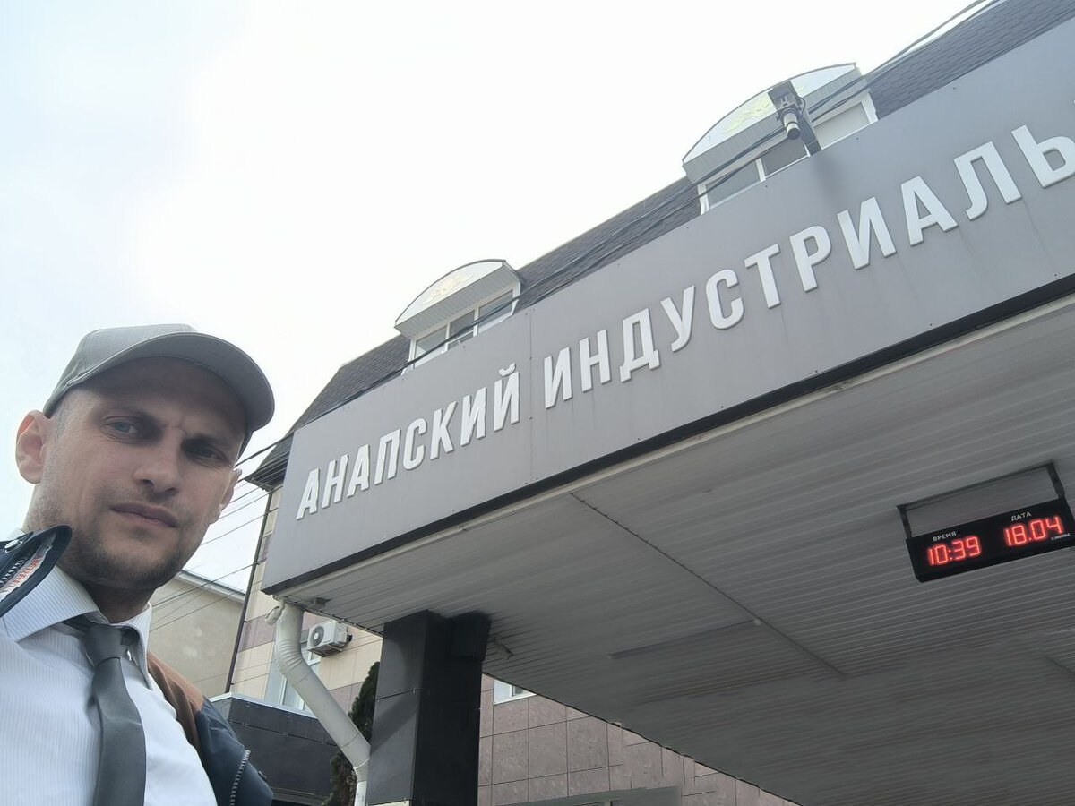 Церемония награждения победителей профессионального конкурса в области фотографии «ФотоВесна» прошла сегодня в Анапском индустриальном техникуме.
В конкурсе приняли участие студенты кафедры «Реклама», всего было заявлено 120 работ, из них 15 работ прошли отборочный тур и получили возможность претендовать на первые места в 5 номинациях. Остальные 10 работ приняли участие в голосовании за приз зрительских симпатий.
К награждению победителей было приурочена лекция от известного фотографа Голдобина Павла Андреевича https://vk.com/fotografanapa123
Победитель в номинации: Пейзаж - Рожкова Екатерина Вадимовна, студентка 1 курса, с темой работы: «Морская весна»
Победитель в номинации: Портрет – Ибраимова Юлдуз Елдошджановна, студентка 2 курса, с темой работы «Глаза – зеркало души»
Победитель в номинации: Сюжетная фотография – Верхова Марина Андреевна, студентка 1 курса, с темой работы: «Впереди счастье, тепло и любовь»
Победитель в номинации: Предметная фотография – Токарева Дарья Евгеньевна, студентка 3 курса, с темой работы: «Поехали»
Победитель в номинации: Свободная техника – Зеткина Полина Ильинична, студентка 2 курса, с темой работы «Свежесть»
Приз зрительских симпатий получила Хомицкая Вероника Романовна в номинации: предметная фотография с темой работы: «Весенний друг».
Все ребята получили дипломы 1 категории и подарочные сертификаты
Желаем ребятам творческих успехов и не останавливаться на достигнутом.